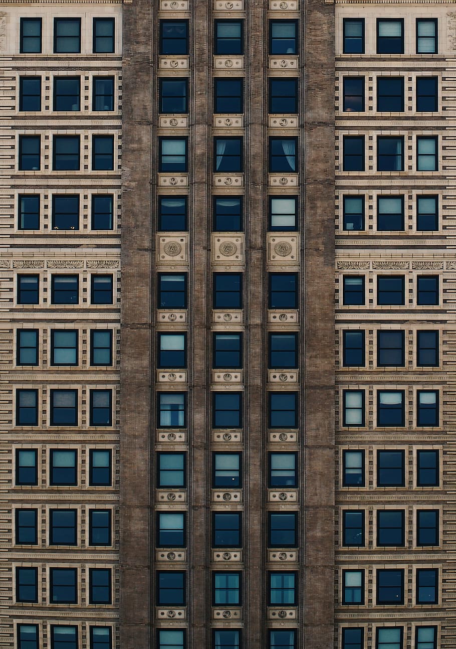 edifici de formigó marró, arquitectura, edifici, infraestructura, estructura, establiment, apartament, finestres, condomini, hotel, finestra, exterior de l'edifici, marc complet, estructura construïda, cap gent, dia, blau, a l'aire lliure, primer pla, patró, fons, ciutat, en fila, vidre - material, repetició, vista d’angle baix, modern, costat a costat, exterior d’edifici d’oficines, 2K
