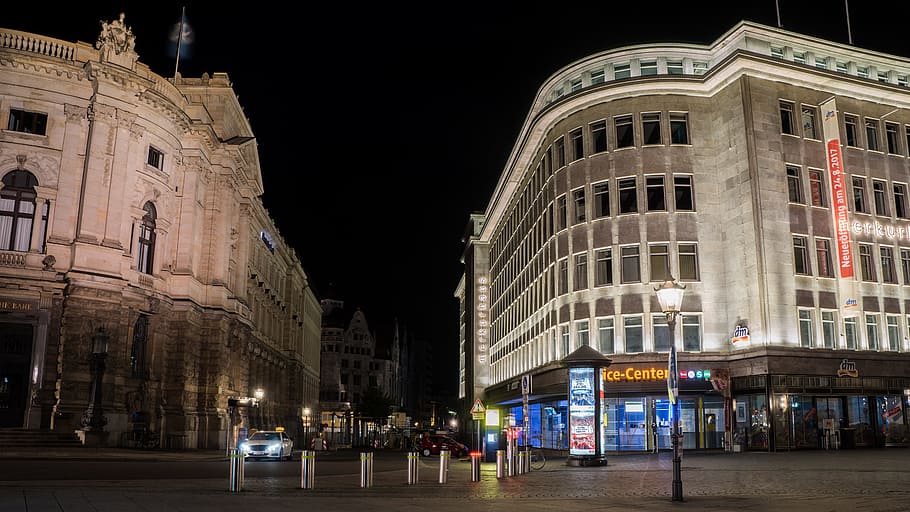 leipzig, by, nat, arkitektur, bygning udvendig, bygget struktur, belyst, transportmidler, tilfældige mennesker, gruppe af mennesker, gade, transportform, bygning, rejsemål, herrer, rigtige mennesker, rejse, udendørs, natur, mennesker, 5K