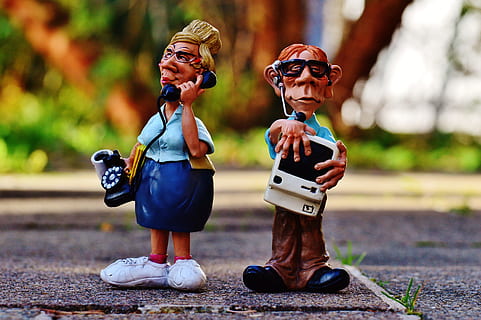 Neigungslinsen-Fotografie, zwei, Figuren, Stehen, Fußboden, Neigung, Linse, Fotografie, Hilfe, Notdienst, Computer, Zeit, Sekretär, Telefon, Anruf, Kommunikation, Monitor, Bildschirm, Verbindung, zusammen, Information, Digital, zwei Menschen, in voller Länge, draußen, Straße, Männer, Zusammengehörigkeit, Sonnenbrille, Brille, Fokus auf den Vordergrund, Jungs, Kindheit, Kind, Tag, echte Menschen, Mode, Menschen, Darstellung, Lebensstile, Legere Kleidung, 4K, CC0, gemeinfrei, lizenzfrei