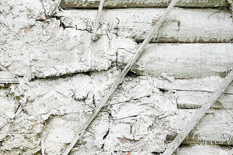 el rerefons, textura, paret, guix antic, bigues de fusta, blanc, esquerdes, casa antiga, cap gent, dia, funció de construcció de parets, estructura construïda, arquitectura, material de fusta, vell, espatllat, resistent, declivi, marc complet, primer pla, deteriorament, a l'aire lliure, fons, mal estat, exterior de l'edifici, vista d’angle baix, paret de pedra, arruïnat, 4K, CC0, domini públic, lliure de regalies