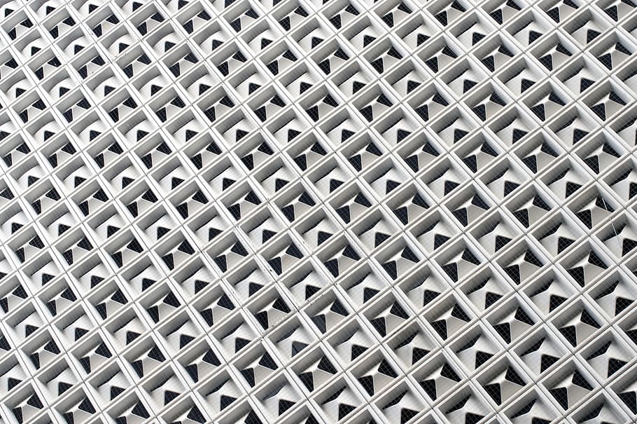 quadrícula, gris, il·lustració de tauler, placa de diamant gris, patró, arquitectura, edifici, element, triangular, triangle, degradat, diamant, blanc, façana, net, detall, marc complet, fons, metall, textura, disseny, cap gent, repetició, primer pla, forma, estructura construïda, dia, llit, resum, a l'interior, forma geomètrica, reixa metàl·lica, color plata, acer, aliatge, Criss cross, 5K
