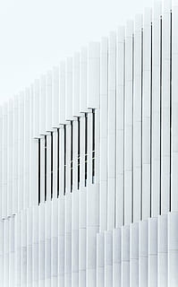 abstract, arhitectural, arhitectură, fundal, clădire, exteriorul clădirii, contemporan, proiecta, gard, geometric, fier, modern, model, oţel, dunga, urban, perete, fundal alb, nici o persoana, culoare alba, consecutiv, construită, a închide, studio shot, formă, cer, unul langa altul, artă și sculptură, 4K, CC0, domeniu public, fără drepturi de autor