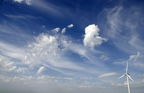 atmósfera, cielo azul, nubes, luz, ecología, electricidad, ambiente, invención, al aire libre, cielo, verano, clima, viento, molino, turbina, turbina eólica, generador, tecnología, generación de combustible y energía, energía, naturaleza, poder, reciclaje, conservación del medio ambiente, torneado, energía alternativa, hélice, industria, energía eólica, azul, nube - cielo, desarrollo, energía renovable, belleza en la naturaleza, recursos sustentables, vista de ángulo bajo, día, paisajes - naturaleza, nadie, poder en la naturaleza, fuente de alimentación, meteorología, 4K, CC0, dominio público, libre de derechos