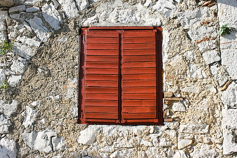 Fenster, Fensterläden, Fensterstangen, geschlossen, Holzfenster, alt, die Architektur, gebaute Struktur, Tag, Wandbau - Funktion, Gebäudehülle, Wand, keine Leute, texturiert, Muster, Holz - Material, draußen, Gebäude, Sonnenlicht, braun, Steinwand, Natur, Nahansicht, solide, Backstein, 4K, CC0, gemeinfrei, lizenzfrei