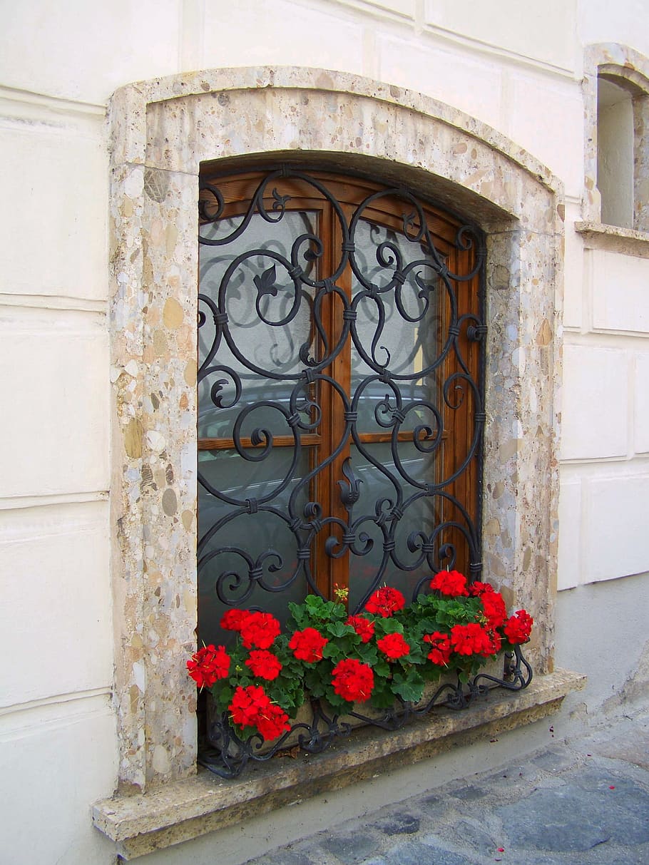 finestra antiga, rústic, arquitectura, humor, flor, planta amb flors, exterior de l'edifici, planta, estructura construïda, cap gent, dia, edifici, finestra, tancat, entrada, porta, seguretat, vermell, naturalesa, frescor, fragilitat, casa, funció de construcció de parets, a l'aire lliure, motiu floral, test de flor, ornamentat, ferro forjat, 2K