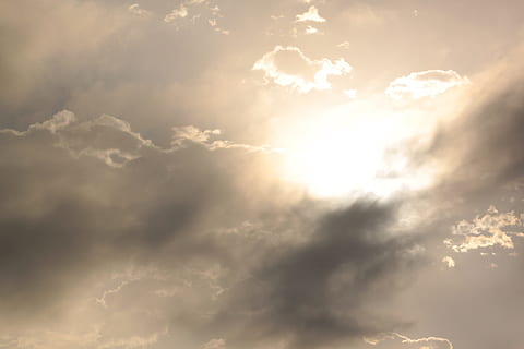 pilvinen, pilviä, sumu, päivänvalo, ilmapiiri, ilma, sää, pilvi - taivas, taivas, cloudscape, auringonvalo, ympäristö, dramaattinen taivas, taustat, kauneus luonnossa, maisemat - luonto, tuuli, luonto, auringonsäde, moody sky, aurinko, tumma, kevyt - luonnollinen ilmiö, ei ihmisiä, ulkona, kirkas, sade, meteorologia, ilmasto, abstrakti tausta, abstrakti, 4K, CC0, public domain, rojaltivapaa