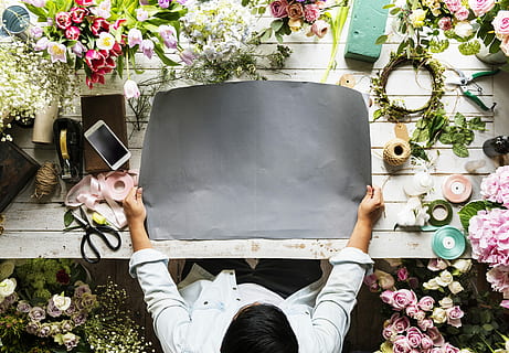 person, bedrift, grå, måtte, bord, blomsterhandler, blomster, saks, kunst, håndværk, telefon, iphone, mobiltelefon, snor, stængler, hænder, ny forretning, design, blomst, blomstrende plante, plante, direkte over, høj vinkel visning, voksen, meddelelse, mennesker, natur, dag, livsstil, ung voksen, fritidsaktivitet, sæde, rigtige mennesker, afslappet tøj, herrer, 4K, CC0, offentligt domæne, royaltyfrie
