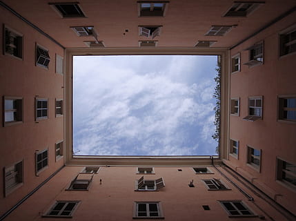 vista occhio di vermi, costruzione, nuvoloso, cielo, prospettiva, finestre, esterno, architettura, parete, urbano, finestra, nuvola - cielo, struttura costruita, esterno dell'edificio, natura, quartiere residenziale, nessuno, appartamento, città, Inquadratura dal basso, all'aperto, luce del sole, giorno, la libertà, direttamente sotto, Cloudscape, formazione scolastica, 2K, CC0, dominio pubblico, privo di copyright
