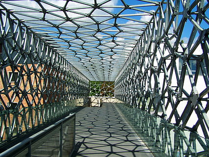 grijze brug, brug, doorgang, metalen constructie, architectuur, staal, de weg vooruit, ingebouwde structuur, richting, patroon, dag, metaal, traliewerk, incidentele mensen, perspectief verminderen, voetpad, brug - door de mens gemaakte structuur, echte mensen, voetbrug, binnenshuis, natuur, levensstijlen, wandelen, hemel, plafond, 2K, CC0, publiek domein, royaltyvrij