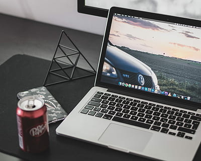MacBook de plata, pro, al seu torn, portàtil, MacBook, ordinador, pantalla, monitor, tecnologia, comunicació, taula, connexió, tecnologia sense fils, a l'interior, cap gent, natura morta, equips informàtics, dispositiu d’informació portàtil, primer pla, escriptori, creativitat, refresc, centrar-se en primer pla, mobles, negocis, absència, teclat, comunicacions globals, 4K, CC0, domini públic, lliure de regalies