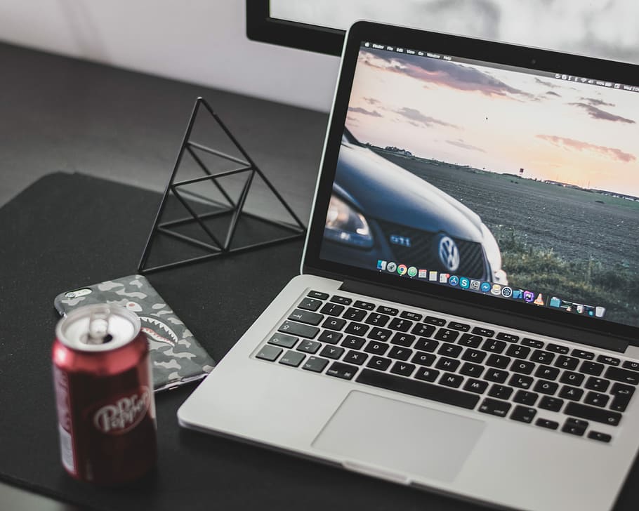 MacBook de plata, pro, al seu torn, portàtil, MacBook, ordinador, pantalla, monitor, tecnologia, comunicació, taula, connexió, tecnologia sense fils, a l'interior, cap gent, natura morta, equips informàtics, dispositiu d’informació portàtil, primer pla, escriptori, creativitat, refresc, centrar-se en primer pla, mobles, negocis, absència, teclat, comunicacions globals, 4K
