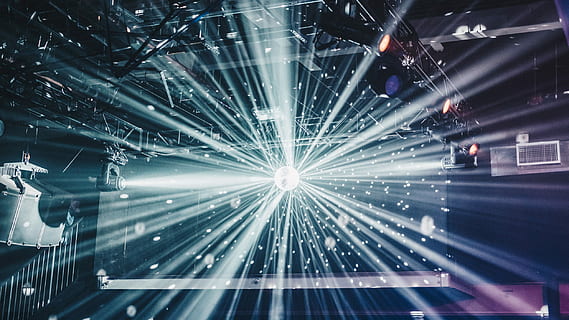 afspejling, spejlkugle, inde, værelse, vendt, sølv disco lys, lys, strobe, bokeh, nat, abstrakt, blå, teknologi, futuristisk, baggrunde, belyst, lyse, belysningsudstyr, natklub, moderne, natteliv, ingen mennesker, mønster, glødende, lys - naturligt fænomen, kreativitet, bevægelse, skinnende, sort farve, laser, 1080P, CC0, offentligt domæne, royaltyfrie
