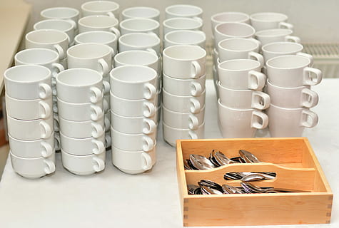 stak, hvid, keramisk, teacup parti, ved siden af, bestik, sæt, t, buffet, gastronomi, fest, tjene, parti, invitation, bestik boks, stor gruppe af objekter, kop, hvid farve, indendørs, bestille, overflod, ingen mennesker, stilleben, arrangement, beholder, kasse - container, boks, høj vinkel visning, i en række, bord, krus, keramik, detail, mad og drikke, porcelæn, te kop, bakke, 5K, CC0, offentligt domæne, royaltyfrie