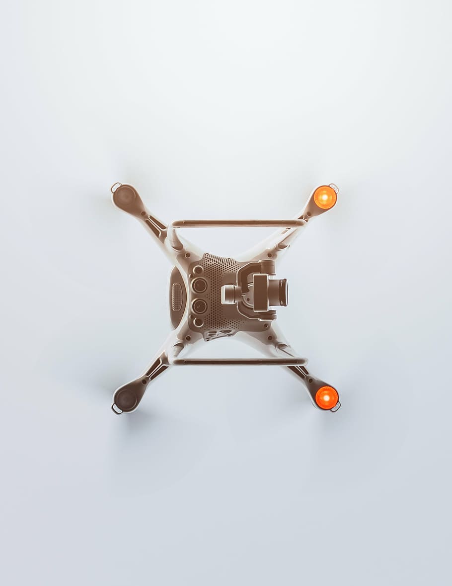 foto de primer pla, gris, blanc, quadcopter, drone, càmera, dji, vídeo, registre, pel·lícula, cinema, digital, tir de l'estudi, cap gent, fons blanc, longitud completa, primer pla, dia, a l'interior, sol objecte, salut i medicina, tallar, representació, antropomòrfic, còpia espai, directament a sobre, plàstic, forma, eina de treball, protecció, seguretat, cura, 2K