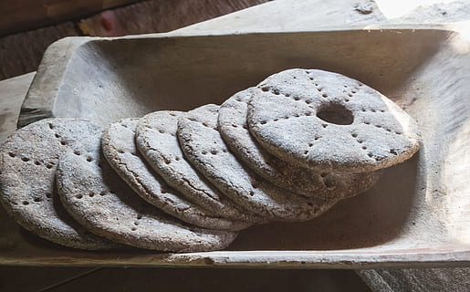 Roggenbrot, Brote, Loch, Brot, Musterung, saures Brot, Trog, Museum, Lebensmittel, Bäckerei, Backen, keine Leute, Nahansicht, drinnen, Frische, Tag, Essen und Trinken, Stillleben, gebacken, High Angle View, fertig für den Verzehr, Fokus auf den Vordergrund, Tabelle, Container, Wohlbefinden, Geschäft, Versuchung, Süßes Essen, gesundes Essen, Genuss, Tablett, 4K, CC0, gemeinfrei, lizenzfrei
