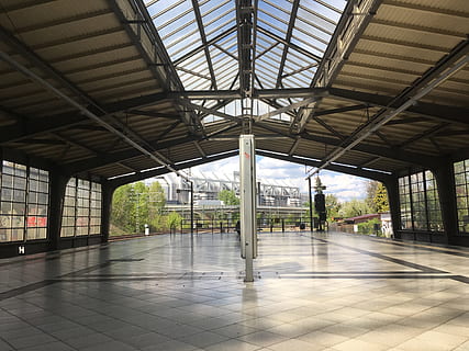 architettura, orizzontale, vuoto, entro, struttura costruita, in casa, nessuno, pavimentazione, colonna architettonica, giorno, soffitto, mezzi di trasporto, stazione ferroviaria, tetto, pavimento piastrellato, piastrella, luce del sole, costruzione, piattaforma della stazione ferroviaria, assenza, trasporto ferroviario, architrave, stazione, 4K, CC0, dominio pubblico, privo di copyright