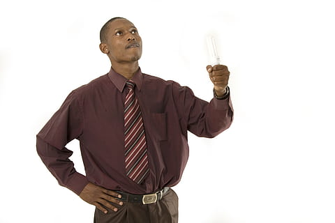 uomo, lampadina, idea, luce, umano, elettricità, persona, solo un uomo, Solo uomini, metà adulto, solo adulti, sfondo bianco, adulto, girato in studio, una persona, in piedi, uomini, in casa, dalla vita in su, vista frontale, maschi, tre quarti, ritagliare, mano, testa rasata, metà uomini adulti, giovane adulto, 4K, CC0, dominio pubblico, privo di copyright