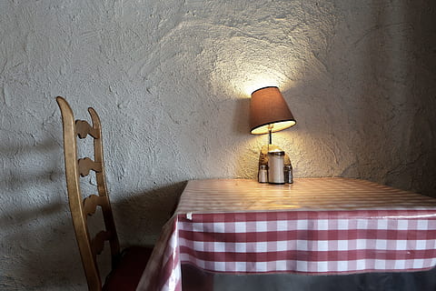 Marrone, lampada da tavolo, tovaglia a quadretti, sedia, tavolo, posti a sedere, cenare, interno, casa, Residenziale, posto a sedere, ristorante, commensale, bar, rustico, lampada, tovaglia, caratteristica della parete, attrezzatura per l'illuminazione, in casa, interno di casa, nessuno, mobilia, lampada elettrica, stanza domestica, tavolino, letto, illuminato, luce elettrica, architettura, assenza, paralume, Camera da letto, luce, 5K, CC0, dominio pubblico, privo di copyright