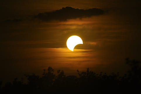 gylden time, sol, måne, formørkelse, plads, planet, nat, astronomi, univers, kosmos, udforskning, system, sfære, vejr, astrologi, solnedgang, natur, himmel, skumring, sky - himmel, skønhed i naturen, scenics - natur, silhuet, ro, form, sollys, rolig scene, udendørs, ingen mennesker, orange farve, cirkel, træ, geometrisk form, 4K, CC0, offentligt domæne, royaltyfrie