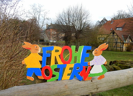 buona Pasqua, coniglio Pasquale, primavera, coniglio, Pasqua, auguri di Pasqua, decorazioni pasquali, biglietto d'auguri, natura, Osterkarte, infanzia, giocando, solo bambini, bambino, multicolore, giocattolo, albero, pianta, albero nudo, struttura costruita, architettura, giorno, legno - materiale, rappresentazione, cielo, esterno dell'edificio, testo, ragazzi, creatività, rappresentazione umana, maschi, all'aperto, 4K, CC0, dominio pubblico, privo di copyright