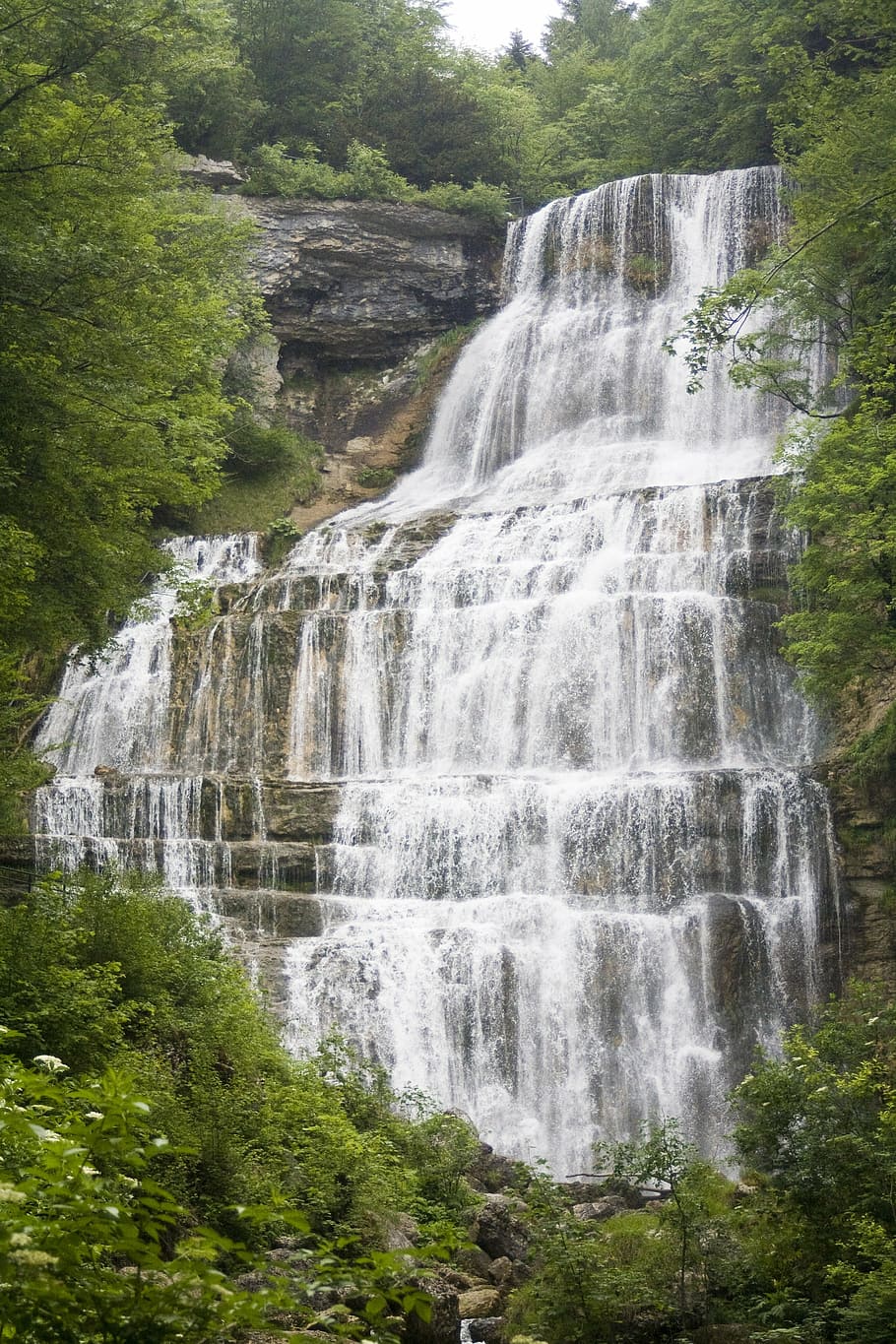 cascada, riu, força, energia, muntanyes, herisson, escenics - natura, planta, aigua, arbre, bellesa a la natura, aigua que flueix, terra, moviment, exposició llarga, medi ambient, bosc, naturalesa, moviment borrós, rock, escena no urbana, dia, cap gent, rock - object, a l'aire lliure, poder a la natura, que flueix, selva tropical, 4K