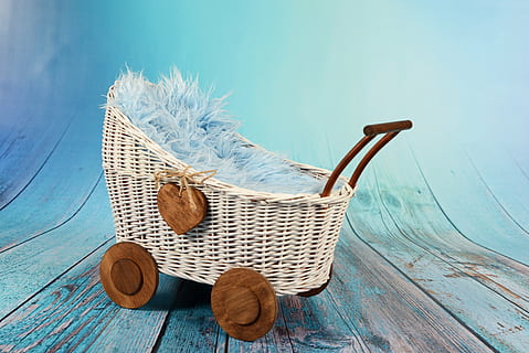 culla di vimini bianca, studio, passeggino, di vimini, vuoto, orizzontalmente, blu, bianca, Marrone, dipinto, cuore, di legno, spago, legno - materiale, nave nautica, giorno, all'aperto, nessuno, avvicinamento, cielo, contenitore, cestino, in casa, cappello, natura, mestiere, modo di trasporto, vecchio, arte e artigianato, mezzi di trasporto, rilassamento, modello, legna, sfondo blu, accessorio personale, 5K, CC0, dominio pubblico, privo di copyright