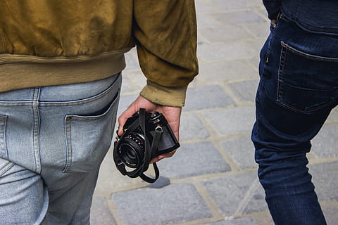 Kamera, Jeans, Jacke, Männer, Kleidung, Foto, Straße, Blau, grau, Fotografie, zwei Menschen, menschliches Körperteil, niedriger Abschnitt, Stehen, Menschen, Erwachsene, Legere Kleidung, halten, Mittelteil, Stadt, Tag, draußen, echte Menschen, menschliches Bein, Pistole, Gewehr, Hand, menschliches Glied, 5K, CC0, gemeinfrei, lizenzfrei