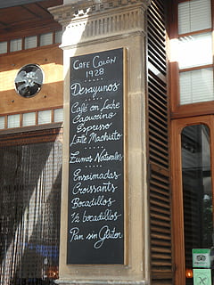 bestyrelse, cafe, pub, kort, skriftlig, kridt, tavle, menu, bar, restaurant, skjold, kaffe, tekst, meddelelse, vestlige script, Information, ingen mennesker, informationsskilt, arkitektur, skilt, bygget struktur, hængende, bygning udvendig, dag, lav vinkel visning, nummer, manuskript, ikke-vestlige script, belysningsudstyr, bygning, besked, 4K