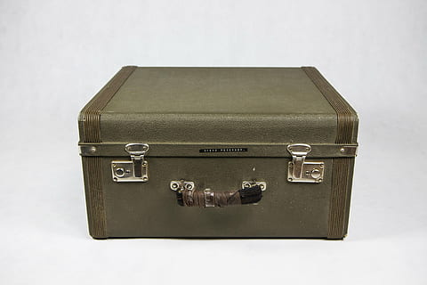 Mundharmonika, Fall, Instrument, alt, Volk, traditionell, Land musik, Koffer, Gepäck, Griff, einzelnes Objekt, altmodisch, Aktentasche, Studioaufnahme, weißer Hintergrund, drinnen, keine Leute, Container, sperren, Nahansicht, ausgeschnitten, Metall, Sicherheit, Reise, Box, Stillleben, Stapel, 5K, CC0, gemeinfrei, lizenzfrei