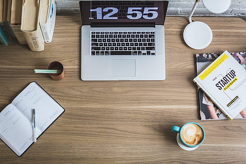 macbook pro, laptop, Mac, computer, browser, Onderzoek, studie, bedrijf, kantoor, werk, bureau, boeken, tijdschrift, koffie, tafel, technologie, communicatie, Draadloze technologie, hout - materiaal, verbinding, drinken, hoge hoekmening, draagbaar informatie-apparaat, kop, recht boven, pen, meubilair, eten en drinken, mok, binnenshuis, geen mensen, toetsenbord, 4K, CC0, publiek domein, royaltyvrij