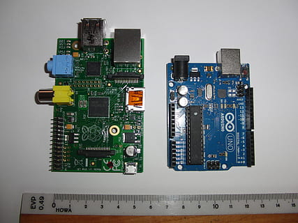 framboise, Arduino, électronique, ordinateur, processeur, CPU, traitement de l'information, puce, planche, comparaison de taille, règle, circuit imprimé, puce informatique, Industrie électronique, La technologie, industrie, équipement, personne, fermer, à l'intérieur, complexité, carte mère, équipement informatique, lien, nature morte, partie informatique, couleur verte, nombre, prise de vue en studio, gris, composant électrique, équipement électrique, la mise en réseau, 2K, CC0, domaine public, libre de droits