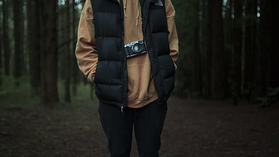 homem, ficar de pé, cercado, arvores, pessoa, vestindo, Preto, Castanho, Jaqueta, calça, preto e marrom, ao ar livre, homens, natureza, floresta, pessoas, uma pessoa, caminhando, caminhada, machos, adulto, etnia caucasiana, árvore, trilha, outono, mochila, pessoas reais, de pé, terra, plantar, tronco de árvore, tronco, dia, meio, roupas, roupa casual, focar em primeiro plano, 2K, CC0, domínio público, royalty free