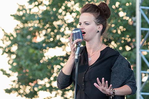 Sänger, netter Sänger, Sänger, nett, netter Sänger, nur Frauen, nur eine frau, Mikrofon, nur für Erwachsene, Singen, Musik-, eine Person, junger Erwachsener, Fokus auf den Vordergrund, Taille hoch, halten, junge Frau, Stehen, Legere Kleidung, Erwachsene, Lebensstile, Frau, Natur, Freizeitbeschäftigung, echte Menschen, Vorderansicht, Pflanze, Schönheit, draußen, schöne Frau, Frisur, 1080P, CC0, gemeinfrei, lizenzfrei