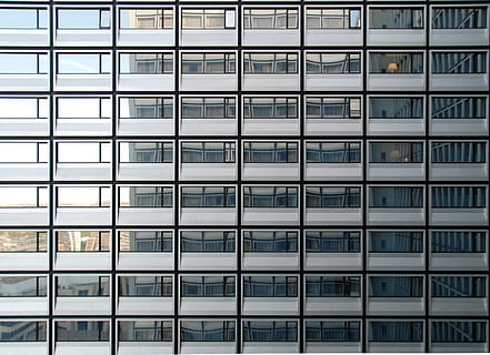 edificio bianco, finestre, grattacielo, modello, ripetizione, ufficio, urbano, città, cielo, costruzione, esterno, architettura, riflessione, moderno, attività commerciale, aziendale, paesaggio urbano, facciata, bicchiere, Hotel, struttura costruita, esterno dell'edificio, finestra, fotogramma intero, vetro - materiale, giorno, sfondi, nessuno, edificio per uffici esterno, all'aperto, di fila, Inquadratura dal basso, 2K, CC0, dominio pubblico, privo di copyright