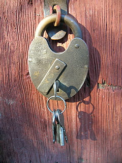 zamek, klawiatura, blisko, metal, drewno - materiał, ochrona, bezpieczeństwo, drzwi, wejście, żadnych ludzi, zbliżenie, Zamknięte, teksturowane, wiszące, Kołatka, zardzewiały, kłódka, dzień, stary, kształt, kształt serca, ziarno drewna, 2K, CC0, domena publiczna, darmowe zdjęcia