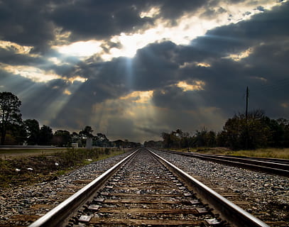 foto, treno ferroviario, sfondo di raggi crepuscolari, Ferrovia, rotaie, brani, treno, trackage, prospettiva, modo, viaggio, luce del sole, nuvole, raggi, pozzi di luce solare, traccia, trasporto ferroviario, cielo, nuvola - cielo, direzione, mezzi di trasporto, la strada davanti, natura, albero, prospettiva decrescente, pianta, nessuno, punto di fuga, tramonto, bellezza nella natura, scenics - natura, giorno, all'aperto, ghiaia, livello di superficie, parallelo, lungo, 8K, CC0, dominio pubblico, privo di copyright