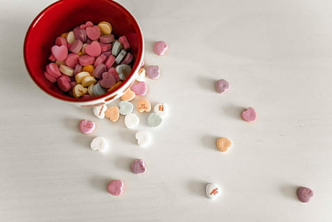 assorterede farve slik, rød, hvid, keramisk, skål, assorted-color candy parti, søde sager, slik, hjerte, valentinsdag, stor gruppe af objekter, mad og drikke, indendørs, valg, variation, mad, studio skud, direkte over, stilleben, tæt på, sød, sødt mad, ingen mennesker, multi farvet, overflod, høj vinkel visning, sundhedspleje og medicin, lyserød farve, fristelse, overskydende, 5K, CC0, offentligt domæne, royaltyfrie