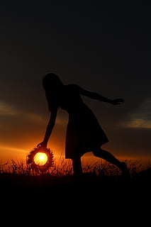 silhouette, kvinne, holding, krans, bakgrunn, gylden, time, sol, skygger, spille, solnedgang, pike, kun en kvinne, bare kvinner, én person, kun voksne, himmel, full lengde, land, ekte folk, felt, natur, oransje farge, livsstil, skjønnhet i naturen, fritidsaktivitet, stående, kvinner, anlegg, sidevisning, trener, ferdighet, menneskelig arm, armer hevet, 5K, CC0, offentlig domene, opphavsrett gratis