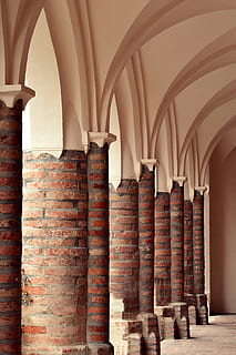 braun, Backstein, Weiß, Beton, Säulen, säulenartig, historisch, gemauert, Arkade, Rundbogen, Gewölbe, die Architektur, alte Stadt, Geschichte, Ziegelpfeiler, römisch, Gebäude, Mittelalter, Stein, Hintergrund, Gang, sich ausruhen, Leise, Deutschland, Bayern, Schwaben, Augsburg, Bogen, drinnen, keine Leute, in einer Reihe, architektonische Säule, gebaute Struktur, Stapel, Decke, Tag, die Vergangenheit, Religion, Glauben, Muster, große gruppe von gegenständen, Regal, Spiritualität, Bücherregal, Kolonnade, Abtei, 5K, CC0, gemeinfrei, lizenzfrei