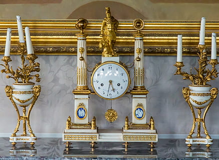 Uhr, Standuhr, Zeit, Tischuhr, Zeit des, alt, Antiquität, Leuchter, goldfarben, drinnen, keine Leute, Metall, Geschichte, die Vergangenheit, die Architektur, gebaute Struktur, Wandbau - Funktion, Lichtanlage, Gold, Museum, Nahansicht, Richtigkeit, Muster, Darstellung, aufwendig, 1080P, CC0, gemeinfrei, lizenzfrei