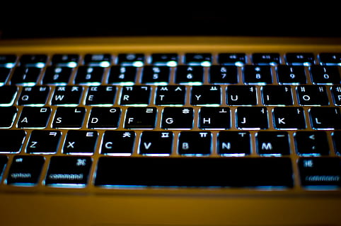 toetsenbord, notitieboekje, macbook, licht, computer, computerapparatuur, tekst, communicatie, technologie, Draadloze technologie, detailopname, laptop, alfabet, brief, geen mensen, westers schrift, verbinding, binnenshuis, aantal, computer deel, selectieve aandacht, hoofdletter, computer sleutel, zwarte achtergrond, Computer misdaad, 1080P, CC0, publiek domein, royaltyvrij