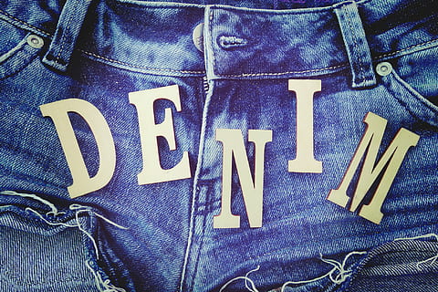 Frau, Blau, Denim, kurz, kurze Hose, Damen, blauer Jeansstoff, kurze Shorts, Jeans, Textil-, Kleidung, Hose, Mode, Tasche, Kleidungsstück, Nahansicht, Material, Baumwolle, Hintergründe, keine Leute, drinnen, Tag, Text, Stillleben, Legere Kleidung, High Angle View, westliche Schrift, Kommunikation, Großbuchstabe, Holz - Material, Muster, Vollbild, 1080P, CC0, gemeinfrei, lizenzfrei