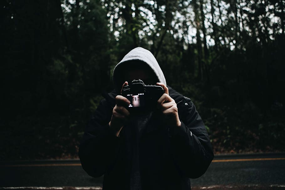 person, der holder kameraet, mand, grå, sort, hættejakke, tager, Foto, stående, vej, person, træ, kamera, fotograf, Skov, hættetrøje, gade, hætte, urban slitage, digital, skærm, hånd, frakke, en person, bedrift, fotografere, rigtige mennesker, kamera - fotografisk udstyr, fotografering temaer, aktivitet, fritidsaktivitet, tøj, taljen op, forfra, livsstil, teknologi, fotografisk udstyr, portræt, uigenkendelig person, hovedskud, skjult ansigt, hætte - tøj, udendørs, digitalt kamera, 4K
