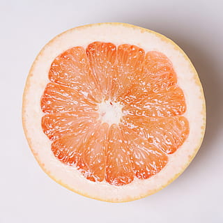 Zitronenscheibe, Rosa, Rubinrot, Grapefruit, Obst, rot, Rubinrot, Grapefruit, superfood, Superfoods, Gesundheit, Vorteil, Vitamin C, Antioxidans, Lycopin, niedriger, Cholesterin, niedriger glykämischer Index, Fett verbrennen, gesund, natürlich, Zitrusfrüchte, frisch, Lebensmittel, organisch, Saft, saftig, sauer, Süss, Diät, Schnitt, Vegetarier, Hälfte, Frische, erfrischend, lecker, subtropisch, Zitrusfrucht, Scheibe, reif, Orangenfrucht, Nahansicht, Kreuzung, gesundes Essen, Natur, orange Farbe, Essen und Trinken, keine Leute, vegetarisches Essen, Wohlbefinden, Stillleben, drinnen, Studioaufnahme, Orange, weißer Hintergrund, halbiert, 2K, CC0, gemeinfrei, lizenzfrei