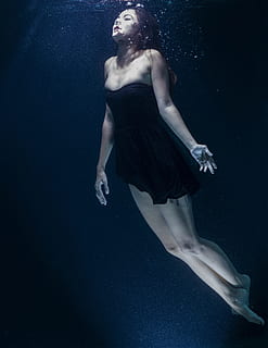 Moda, persona, mujer, piernas, cuerpo, burbujas, profundo, bucear, vestido, cara, hembra, niña, pelo, humano, vida, modelo, bajo el agua, agua, vestir, jovencita, una persona, mar, longitud total, adulto joven, submarino, nadando, belleza, adulto, mujer hermosa, naturaleza, noche, ropa, adentro, fondo negro, piscina, contemplación, 4K, CC0, dominio público, libre de derechos