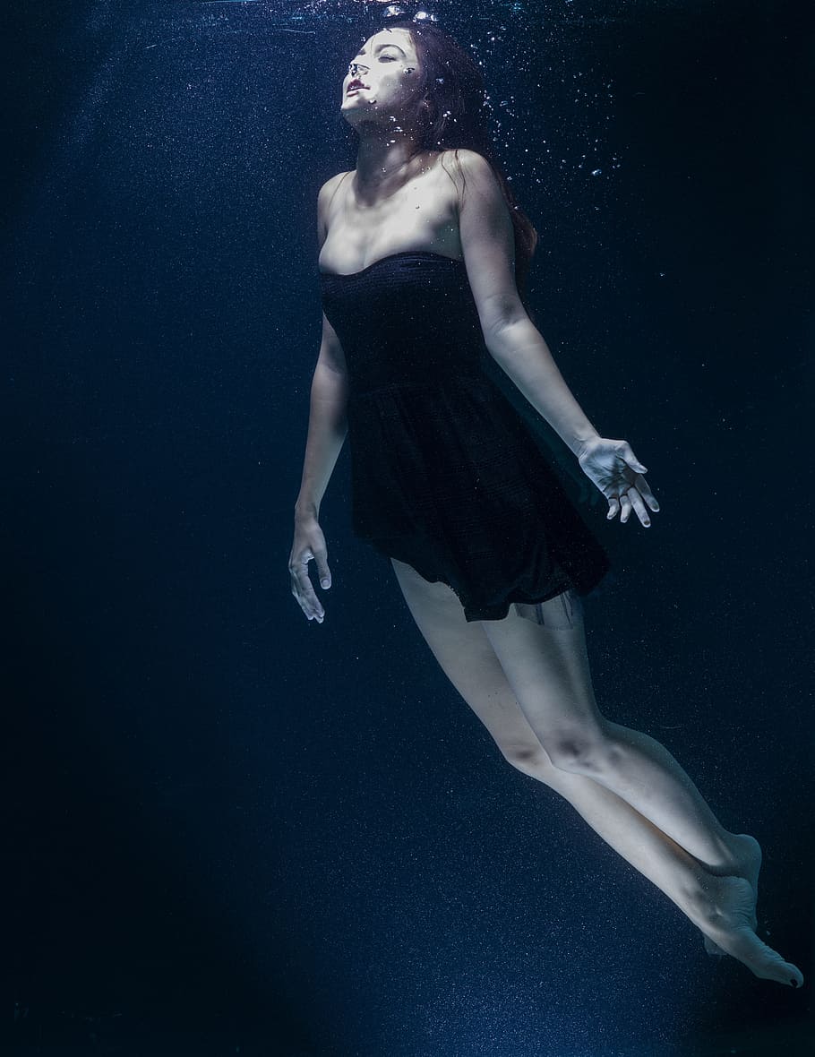 Moda, persona, mujer, piernas, cuerpo, burbujas, profundo, bucear, vestido, cara, hembra, niña, pelo, humano, vida, modelo, bajo el agua, agua, vestir, jovencita, una persona, mar, longitud total, adulto joven, submarino, nadando, belleza, adulto, mujer hermosa, naturaleza, noche, ropa, adentro, fondo negro, piscina, contemplación, 4K
