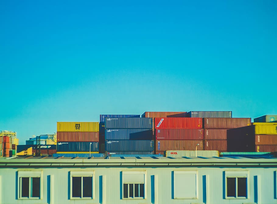 assorteret farver, intermodale, container parti, beholder, Havn, last, dokker, bygning, bygning udvendig, bygget struktur, arkitektur, himmel, blå, skyfri himmel, natur, kopiere plads, ingen mennesker, dag, udendørs, by, industri, forretning, vindue, sollys, godstransport, last container, 4K