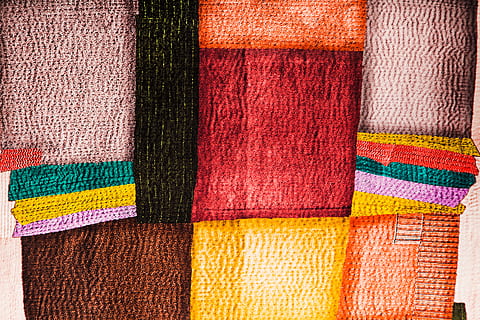 tessuto, modello, cotone, seta, colore, tessile, dipinto, sfondo, morbido, nessuno, tessitura, copia spazio, sfondi, macro, colore vivido, astratto, dettaglio, orizzontale, design, struttura, modello astratto, bellissimo, avvicinamento, immagine a colori, fotografia, messa a fuoco selettiva, colpi di dettaglio, studio, foto, rosso, moda, multicolore, fotogramma intero, strutturato, scelta, variazione, arte e artigianato, lana, mestiere, in casa, industria, mercato, Materiale, colore arancione, tappeto, 5K, CC0, dominio pubblico, privo di copyright