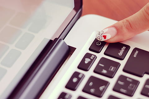persona, puntamento, nero, grigio, pulsante di accensione del portatile, nero e grigio, il computer portatile, energia, pulsante, attività commerciale, mano umana, tecnologia, computer, tastiera del computer, avvicinamento, dito umano, finanza, tastiera, ufficio, lavoro, parte del corpo umano, una persona, solo una donna, solo donne, mano, dito, connessione, comunicazione, parte del corpo, attrezzatura informatica, in casa, tecnologia wireless, digitando, adulto, messa a fuoco selettiva, tasto del computer, premi il bottone, 1080P, CC0, dominio pubblico, privo di copyright
