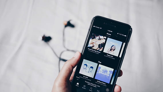 persona, detenzione, iphone 6, trasformato, nero, ha aperto, smartphone, Telefono, Spotify, App, dispositivo, mano, musica, ascolta, suono, ascoltando, Tech, cuffie, auricolare, pollice, avvicinamento, app del telefono, app mobile, i phone, tecnologia wireless, dispositivo di informazione portatile, comunicazione, tecnologia, smart phone, mano umana, cellulare, connessione, temi fotografici, parte del corpo umano, una persona, Fotografare, in casa, attività, adulto, schermo, le riprese, 4K, CC0, dominio pubblico, privo di copyright
